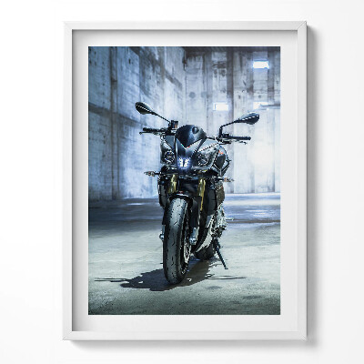 Tablou living cu rama O motocicletă într-o alee betonată a orașului
