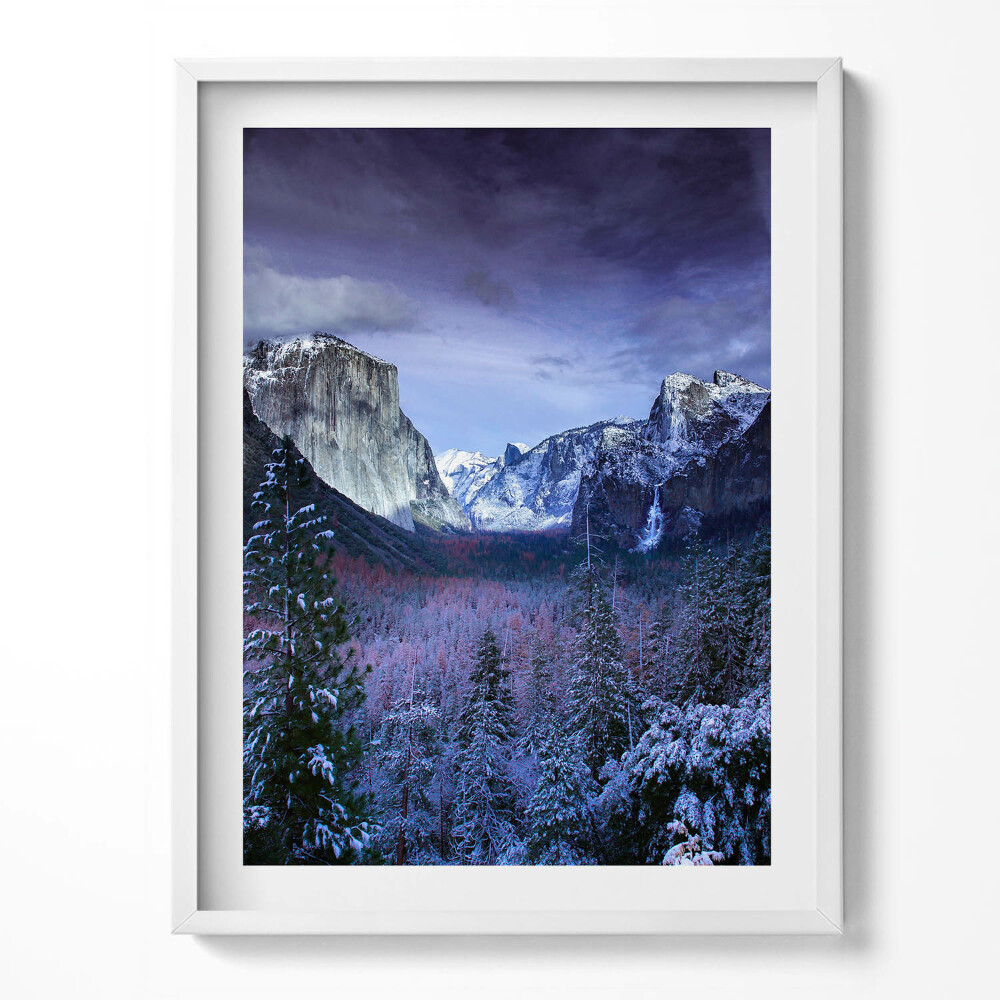 Tablou living cu rama Peisaj de iarnă cu munți și păduri