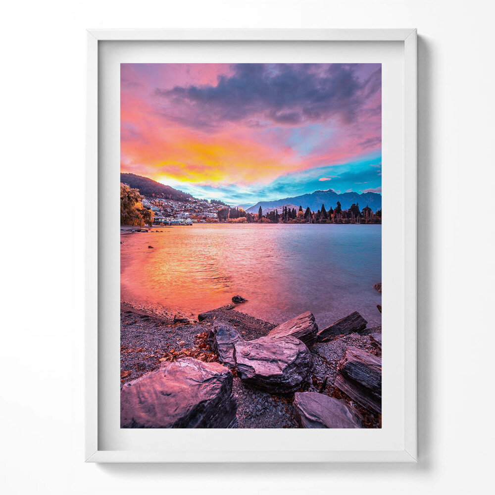 Tablou rama Peisaj al unui oraș în munți la apus