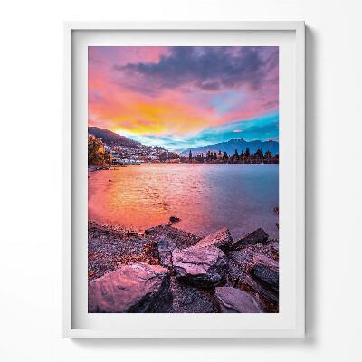 Tablou rama Peisaj al unui oraș în munți la apus