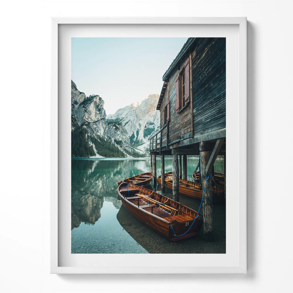 Tablou rama Cabană de munte pe lac și o barcă