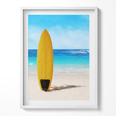 Tablou living cu rama Placă de surf galbenă pe plajă cu marea în fundal