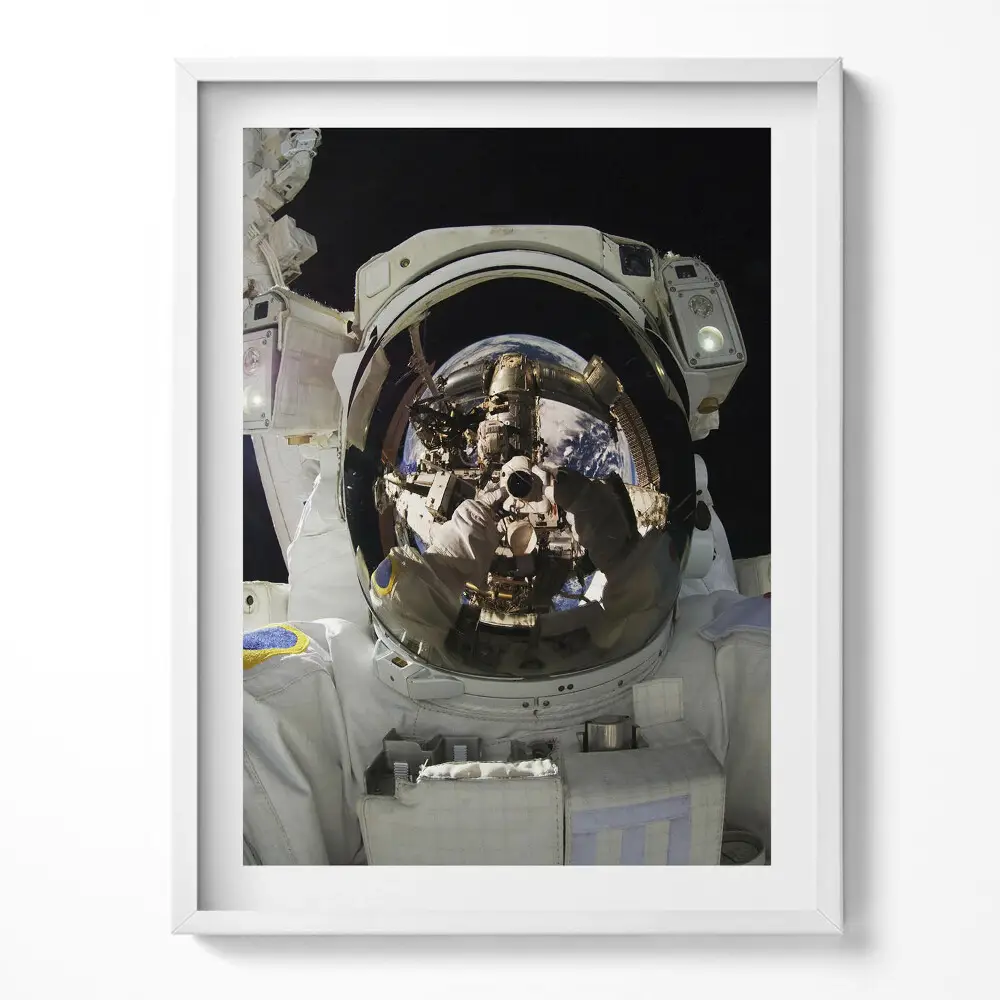 Tablou living cu rama Astronautul în spațiul NASA