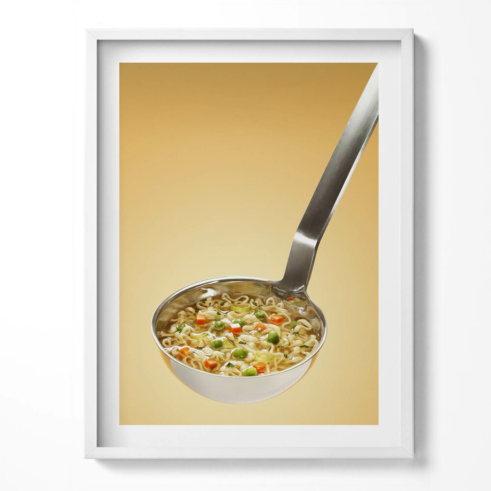 Tablou living cu rama Supă într-o lingură pe un fundal auriu