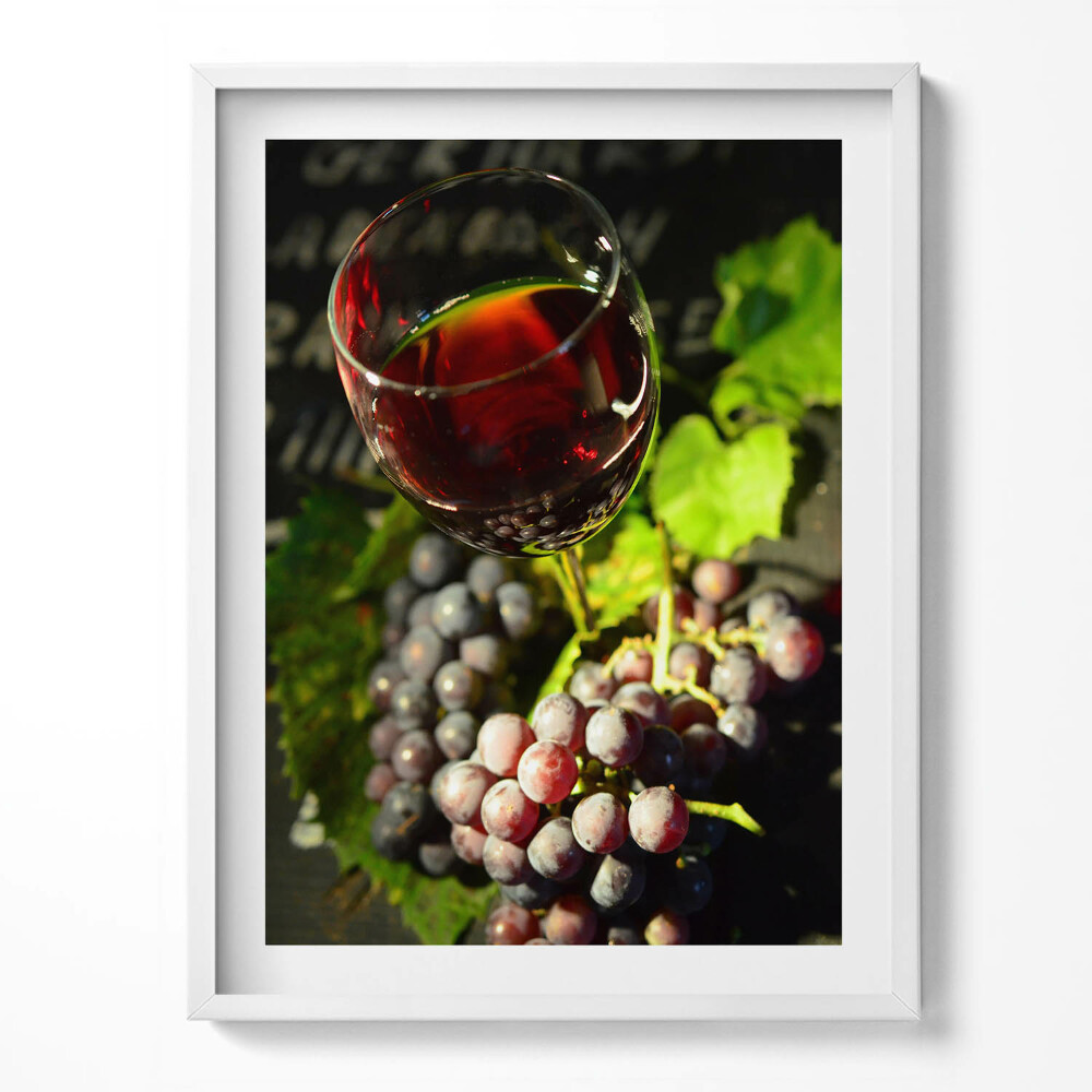 Tablou living cu rama Un pahar de vin roșu și struguri