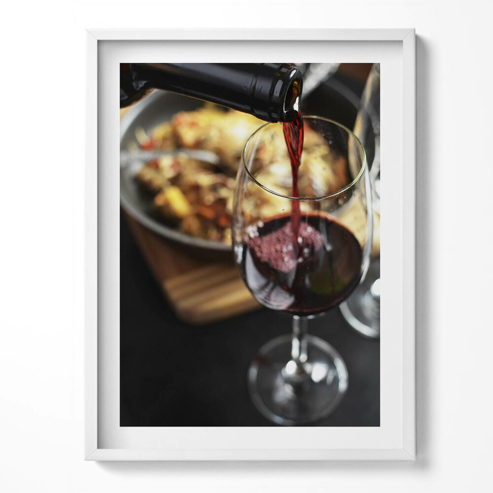 Tablou rama Turnarea vinului roșu într-un pahar