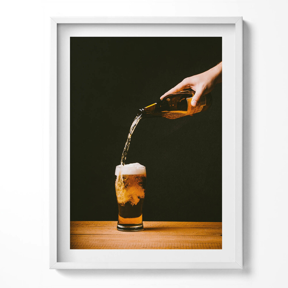 Tablou living cu rama Turnarea berii într-o cană