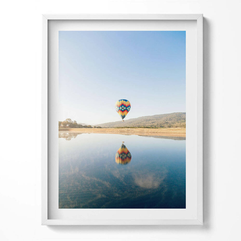 Tablou living cu rama Un balon deasupra suprafeței apei