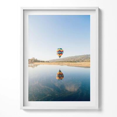 Tablou living cu rama Un balon deasupra suprafeței apei