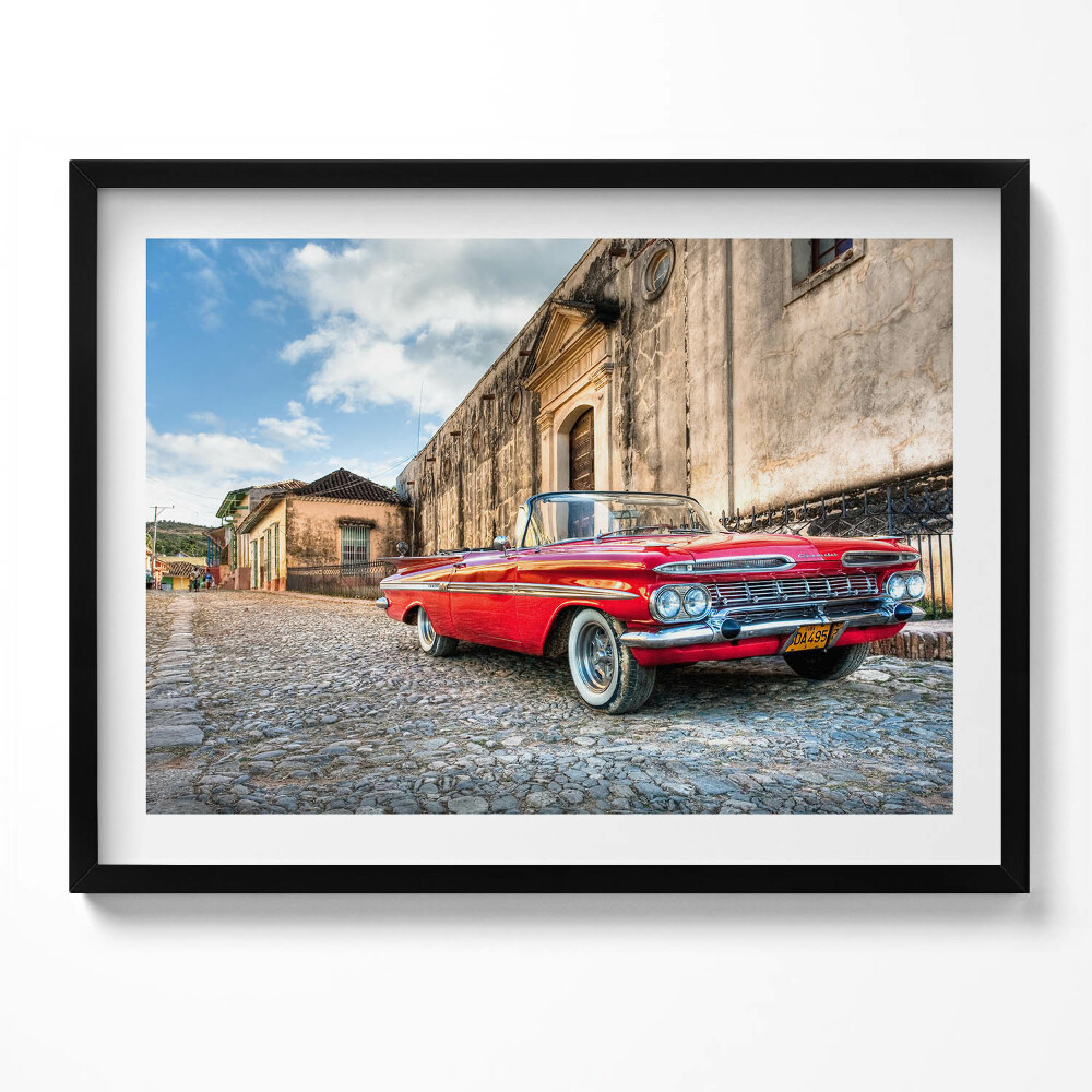 Tablou rama Mașină veche roșie în cartierul columbian