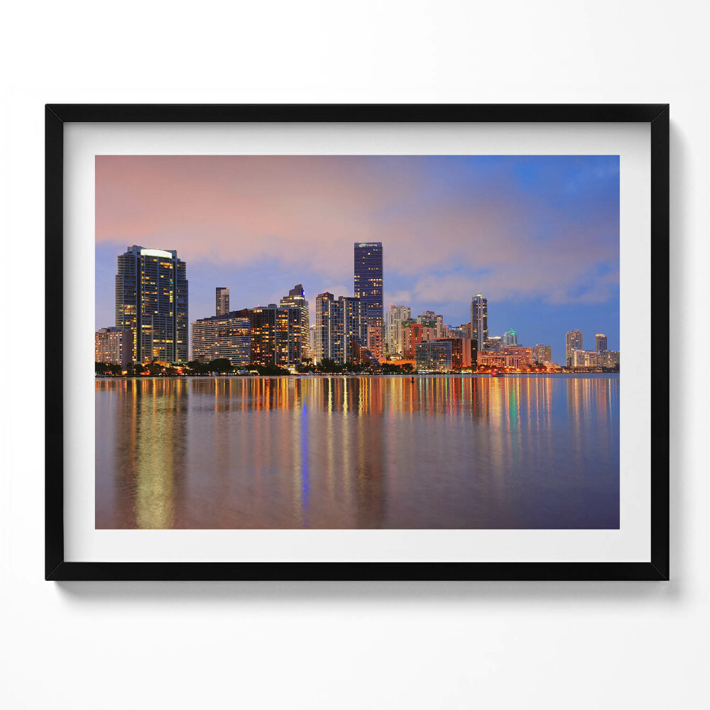 Tablou rama Panoramă a orașului lângă apă