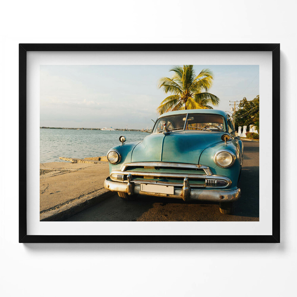 Tablou living cu rama Mașină albastră lângă mare