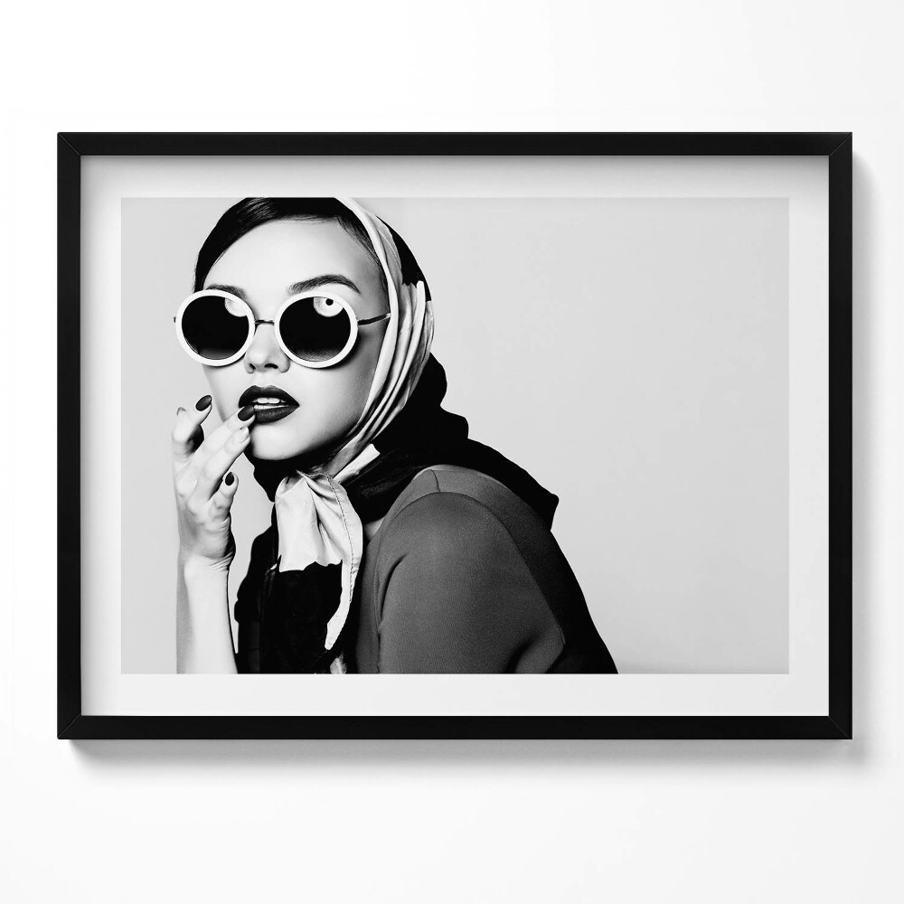 Tablou rama Portret alb-negru al unei femei într-un stil glamour