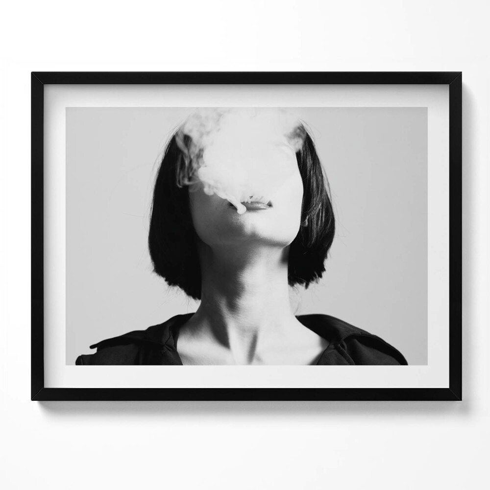 Tablou rama Portretul misterios al unei femei fumătoare