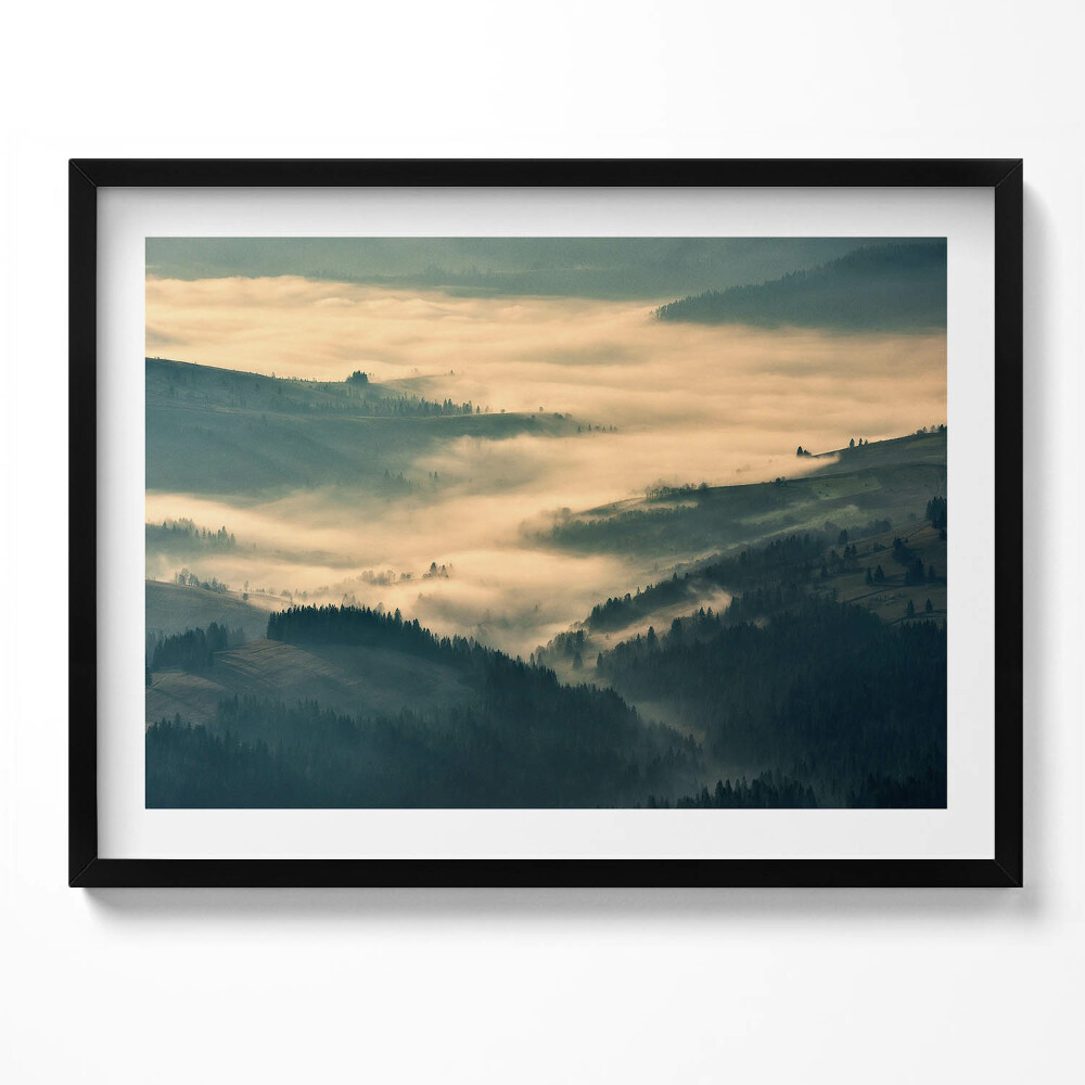 Tablou living cu rama Peisaj montan cu păduri în ceață