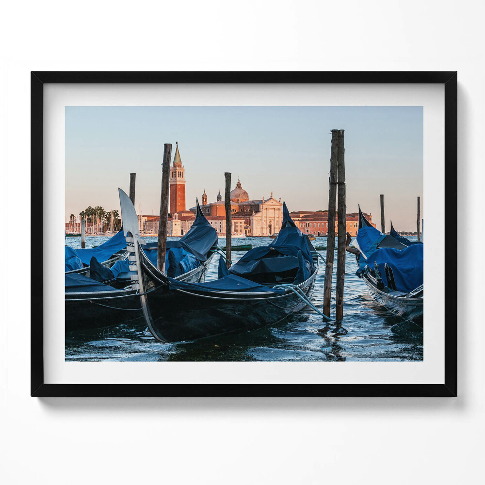 Tablou living cu rama Gondole venețiene pe apă, Italia