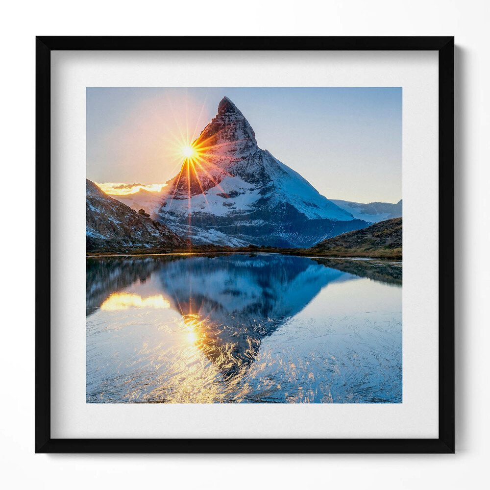 Tablou living cu rama unic Peisaj al unui munte singuratic și al soarelui