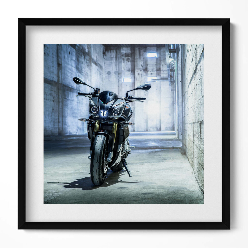 Tablou rama unic O motocicletă într-o alee betonată a orașului