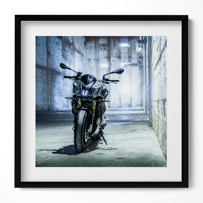 Tablou rama unic O motocicletă într-o alee betonată a orașului