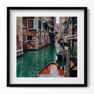 Tablou rama unic O barcă printre canalele din Veneția