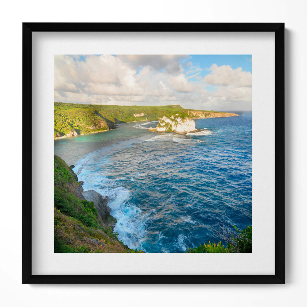 Tablou living cu rama unic Plaja cu stânci și valurile mării