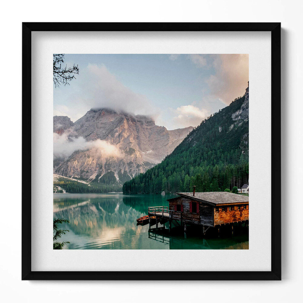 Tablou living cu rama unic O casă pe un lac în munți