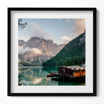 Tablou living cu rama unic O casă pe un lac în munți