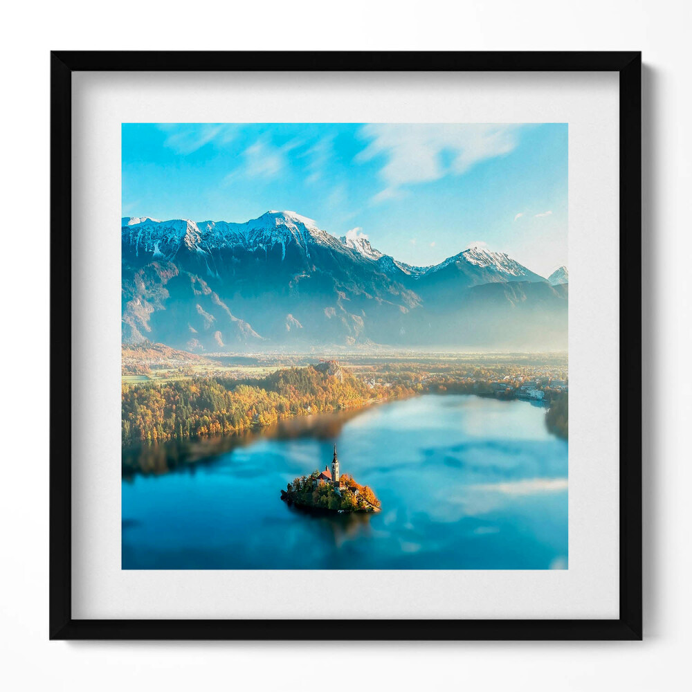 Tablou rama unic Clădire pe un lac în munți