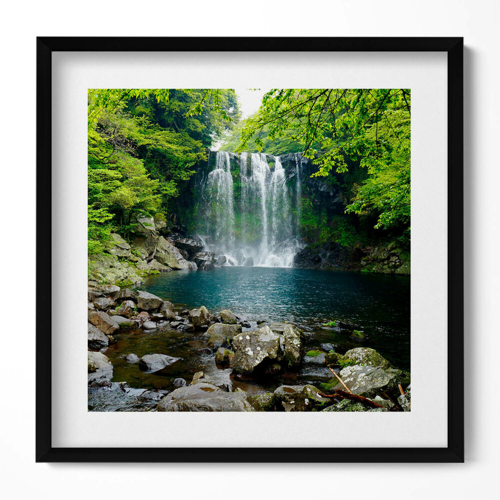 Tablou living cu rama unic Cascadă și râu printre copaci