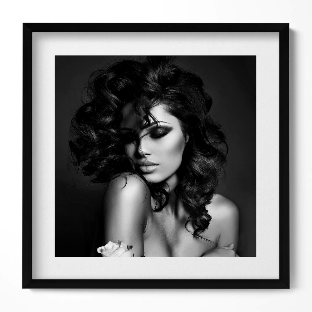 Tablou rama unic Portretul unei femei frumoase cu o floare