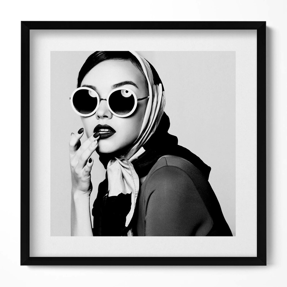 Tablou living cu rama unic Portret alb-negru al unei femei într-un stil glamour