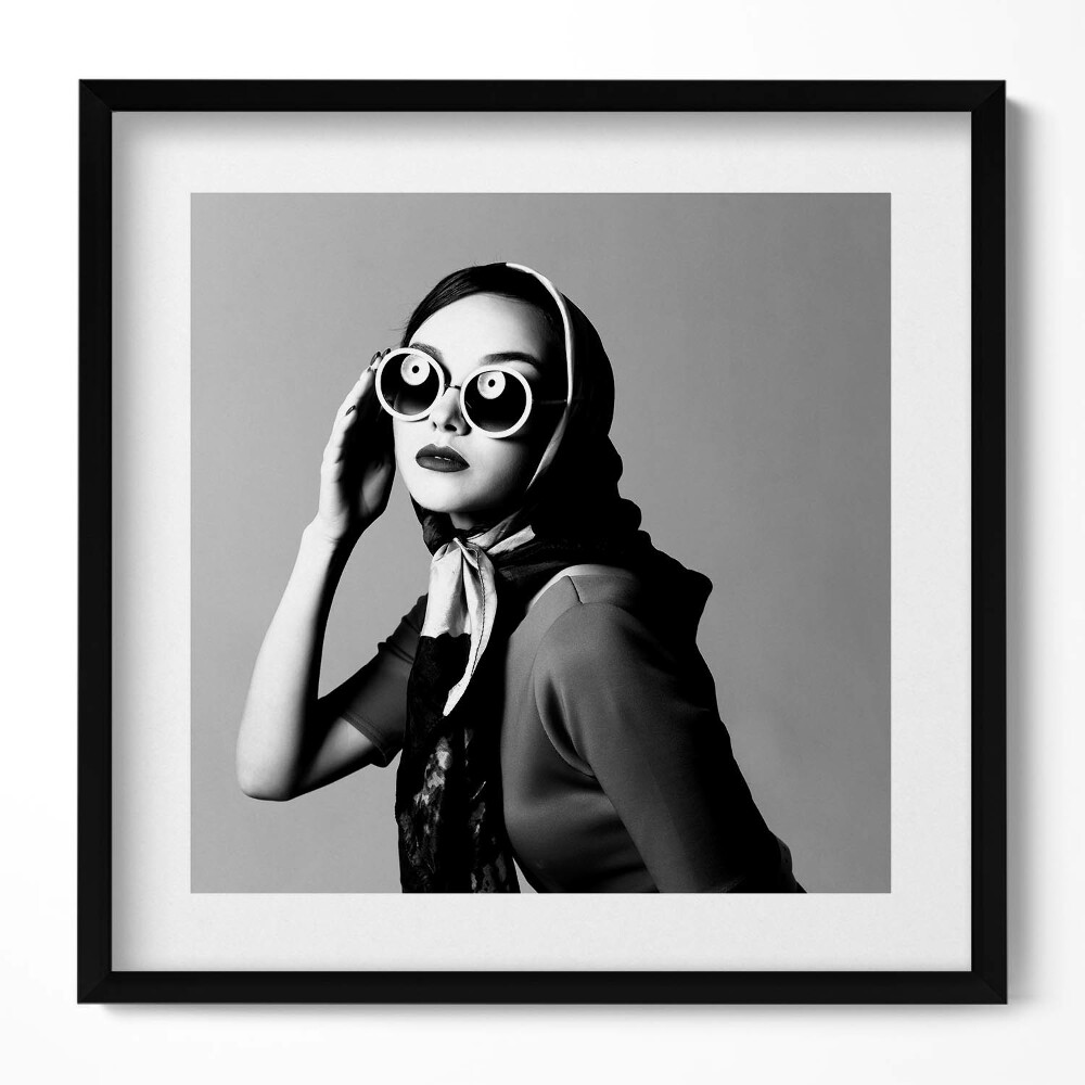 Tablou rama unic Portret alb-negru al unei femei într-un stil glamour
