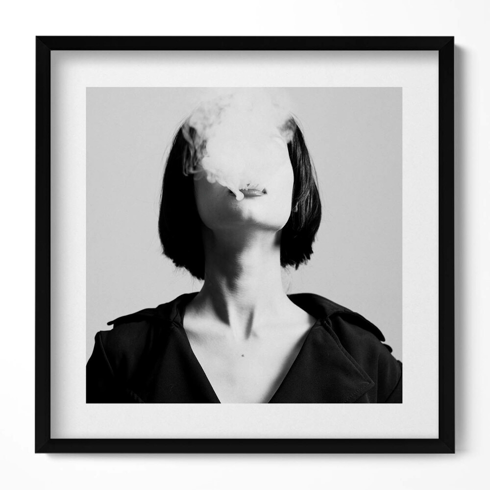 Tablou rama unic Portretul misterios al unei femei fumătoare