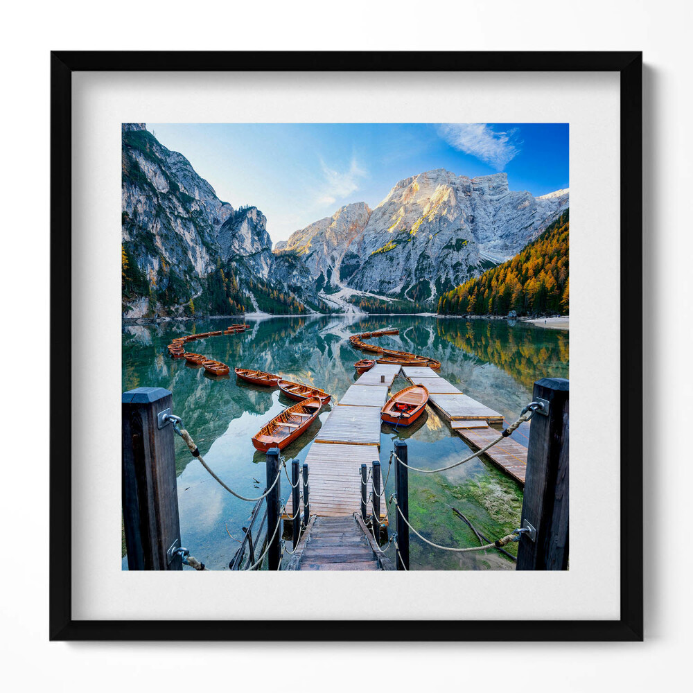 Tablou living cu rama unic Bărci pe un lac de munte