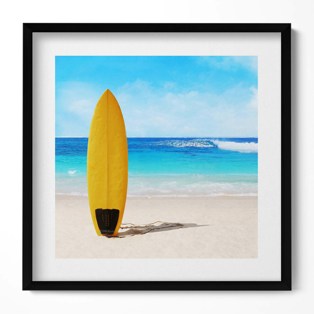 Tablou living cu rama unic Placă de surf galbenă pe plajă cu marea în fundal