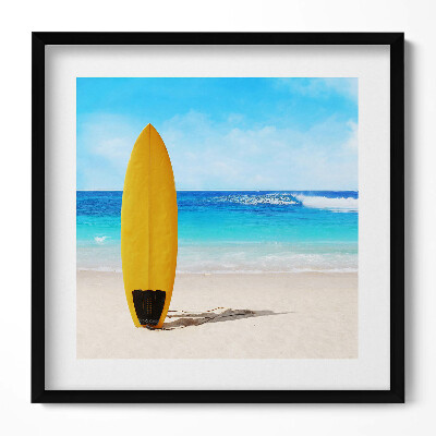 Tablou living cu rama unic Placă de surf galbenă pe plajă cu marea în fundal