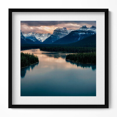 Tablou living cu rama unic Peisaj cu râuri, păduri și munți