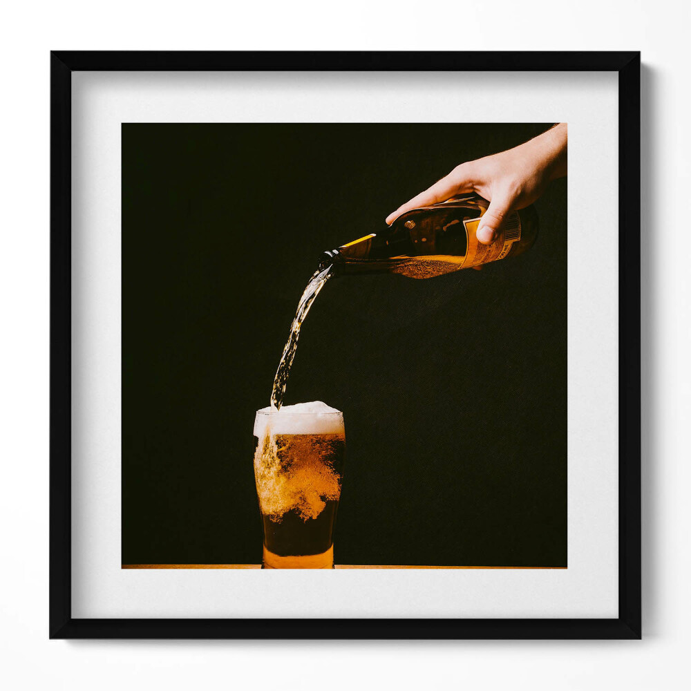 Tablou rama unic Turnarea berii într-o cană