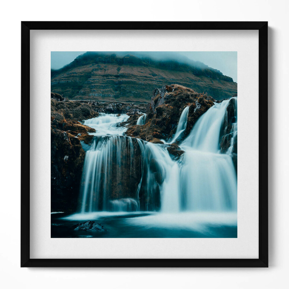 Tablou living cu rama unic Fotografie a unei cascade de munte