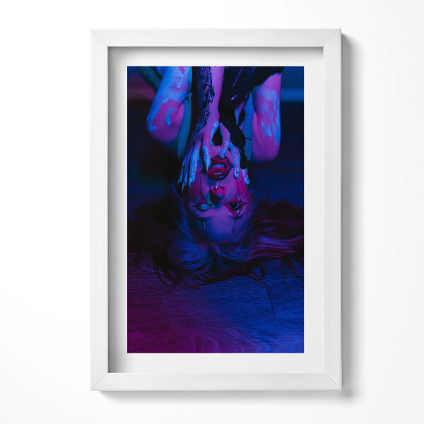 Tablou rama decorativ Fata cu tatuajul Joker