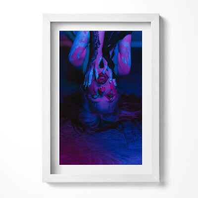 Tablou rama decorativ Fata cu tatuajul Joker