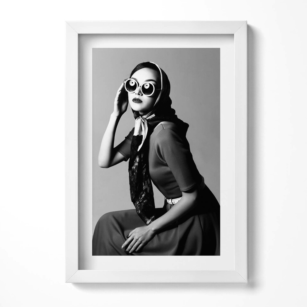 Tablou living cu rama decorativ Portret alb-negru al unei femei într-un stil glamour