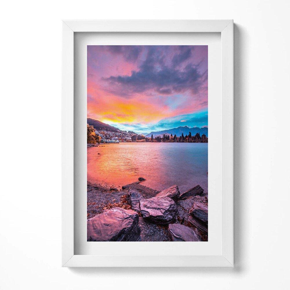 Tablou living cu rama decorativ Peisaj al unui oraș în munți la apus