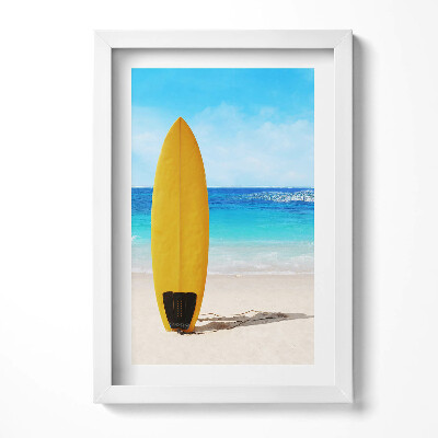 Tablou rama decorativ Placă de surf galbenă pe plajă cu marea în fundal
