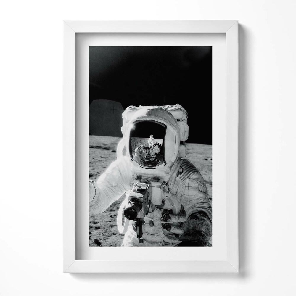 Tablou living cu rama decorativ Astronautul pe Lună - fotografie NASA
