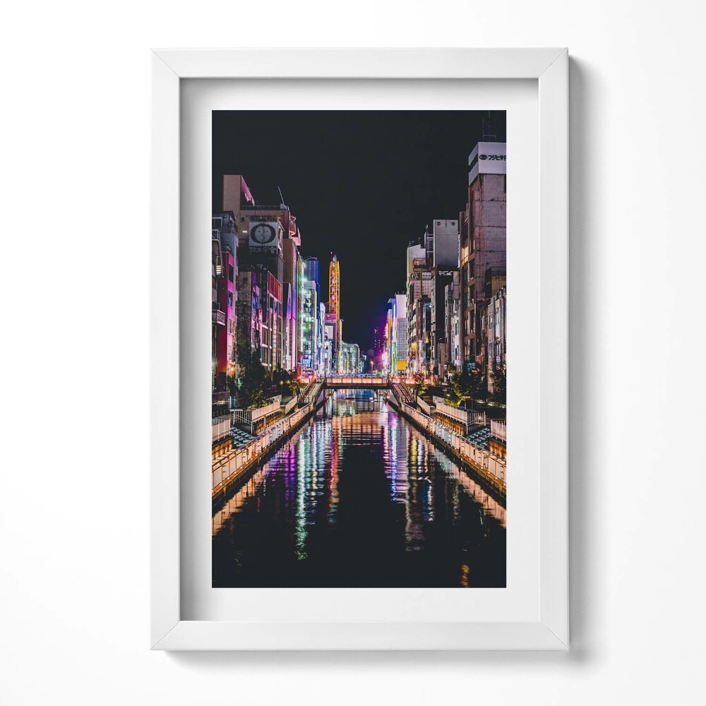 Tablou living cu rama decorativ Oraș nocturn cu lumini reflectate în apă