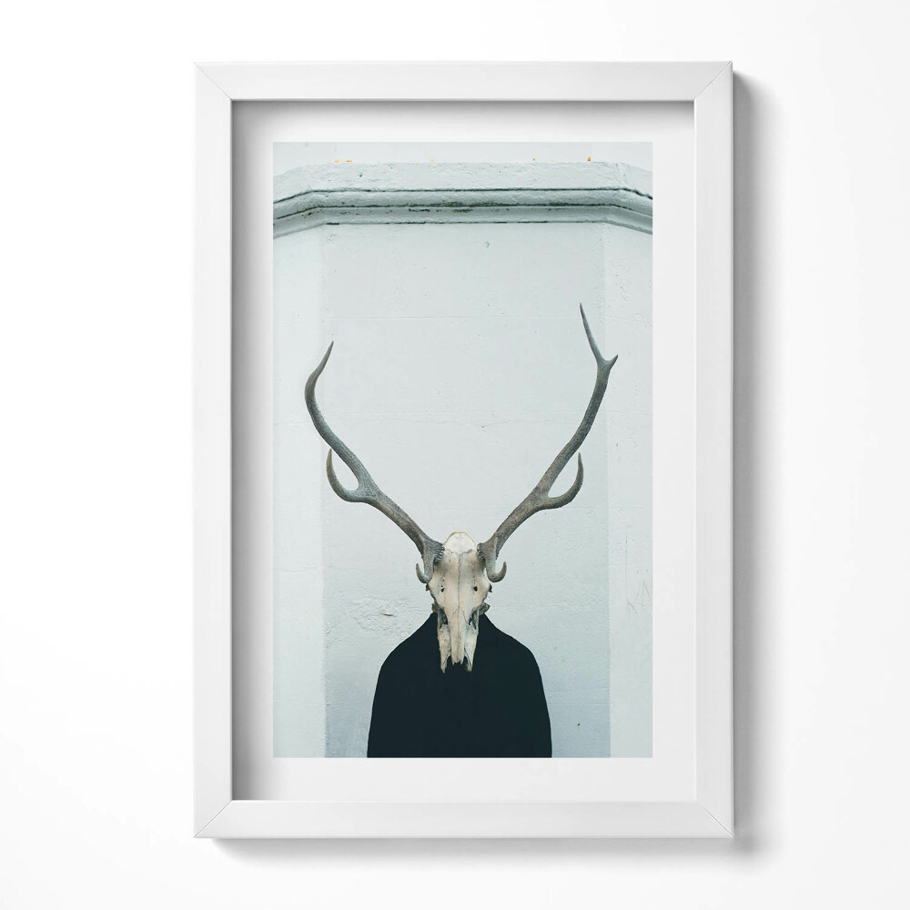 Tablou rama decorativ Bărbat cu craniu de cerb