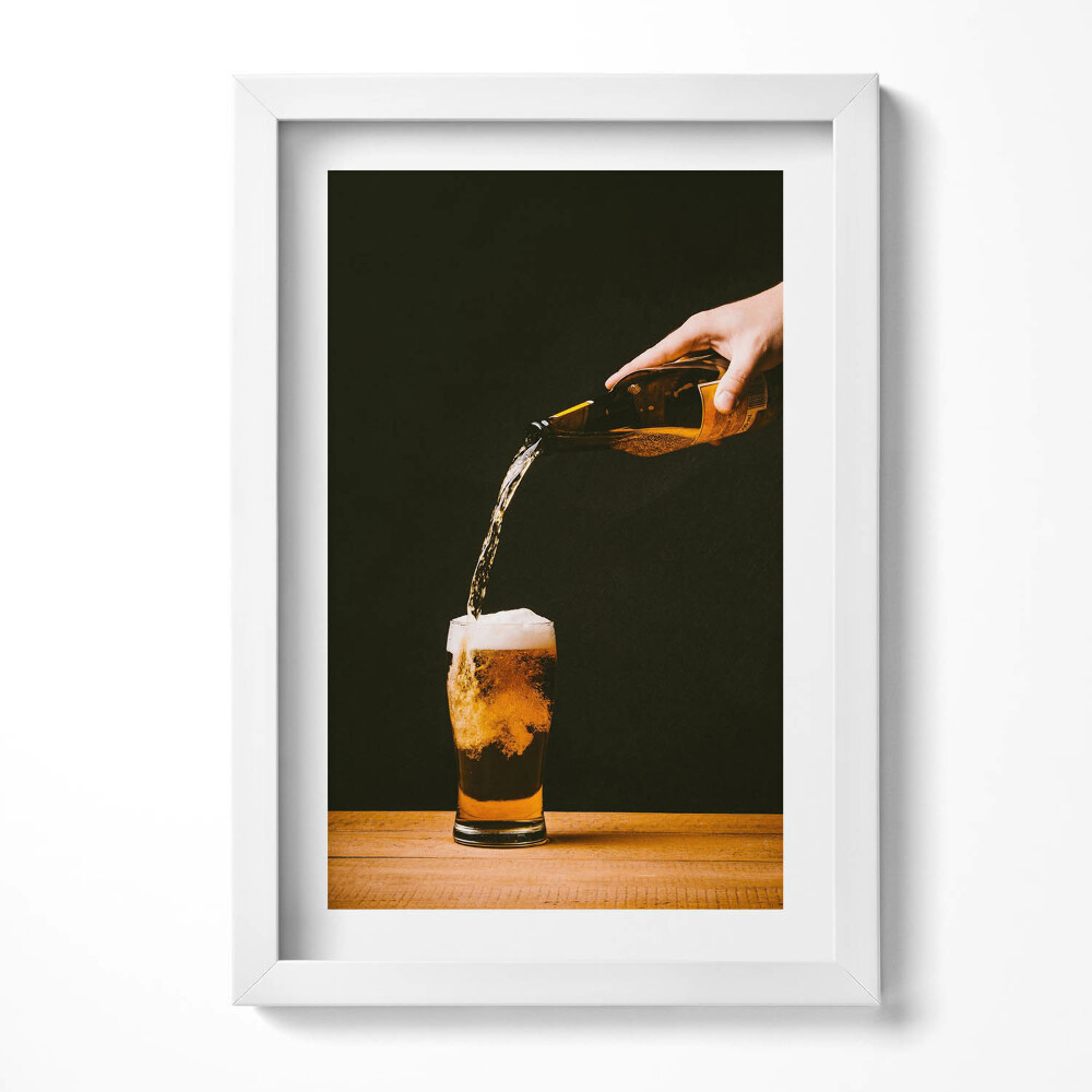 Tablou living cu rama decorativ Turnarea berii într-o cană