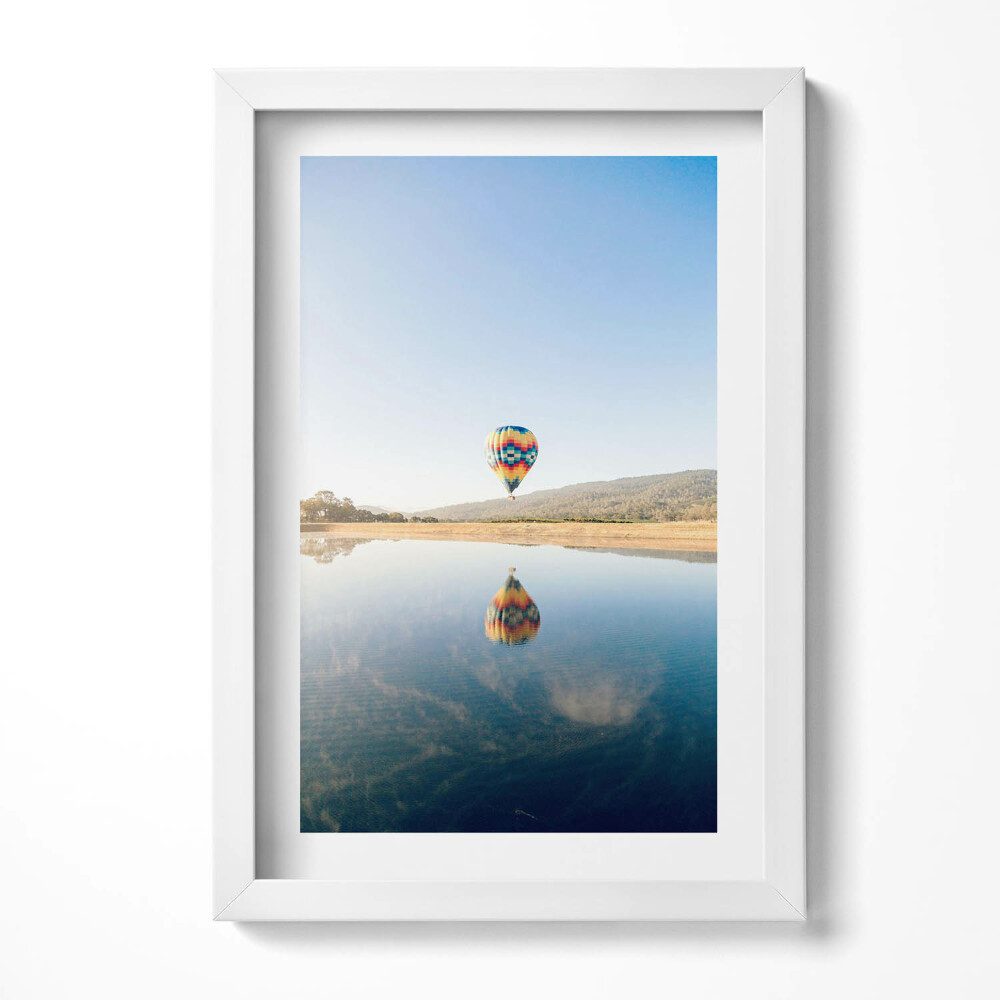 Tablou living cu rama decorativ Un balon deasupra suprafeței apei