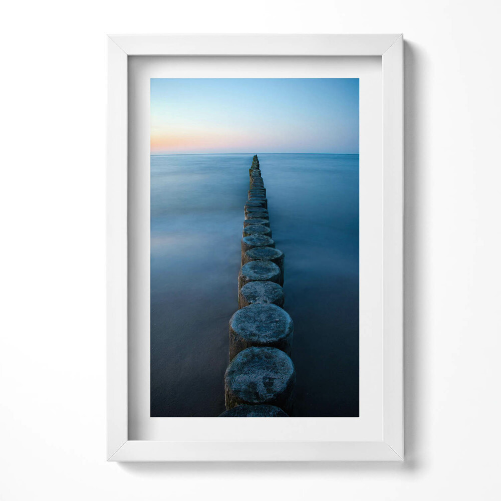 Tablou rama decorativ Stâlpi de lemn în mare